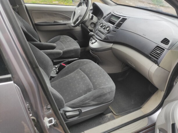 Mitsubishi Grandis, 7 мест, 2004 г.