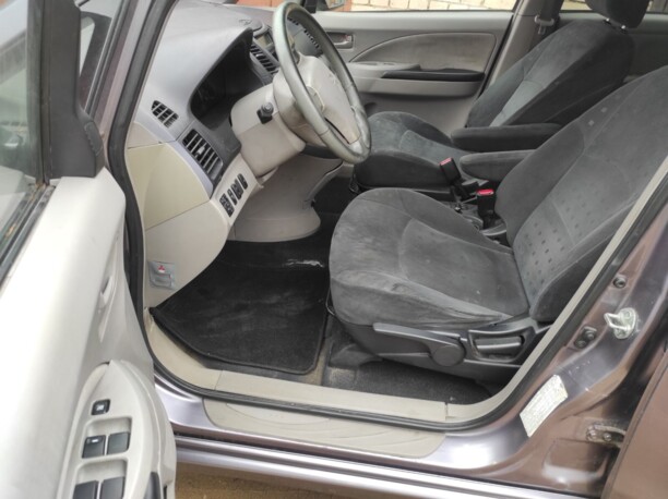 Mitsubishi Grandis, 7 мест, 2004 г.