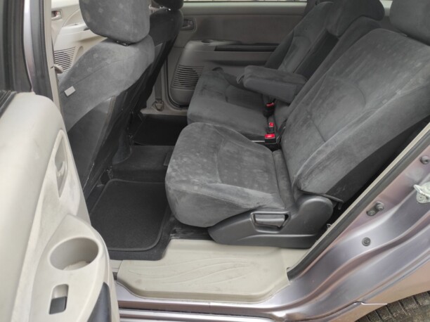 Mitsubishi Grandis, 7 мест, 2004 г.