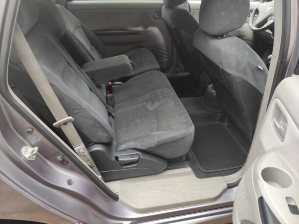 Mitsubishi Grandis, 7 мест, 2004 г.