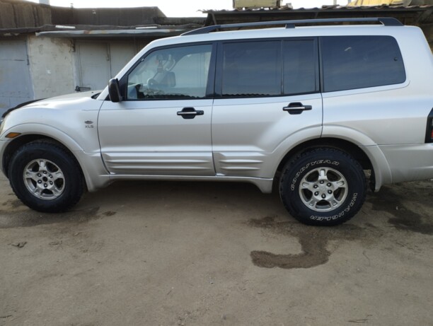 Mitsubishi Montero III, 7 мест, 2000 г.