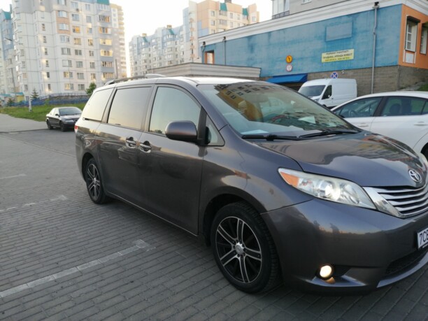 Toyota Sienna III (XL30), 7 мест, 2011 г.