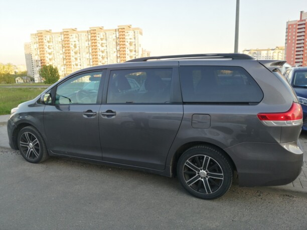 Toyota Sienna III (XL30), 7 мест, 2011 г.