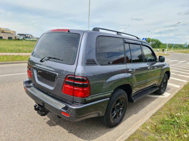 Toyota Land Cruiser J100 · Рестайлинг, 7 мест, 2002 г.