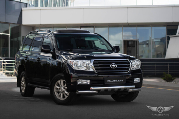 Toyota Land Cruiser J200, 7 мест, 2008 г.