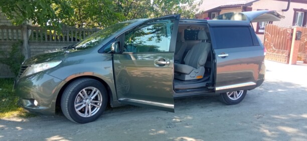 Toyota Sienna III (XL30), 7 мест, 2010 г.
