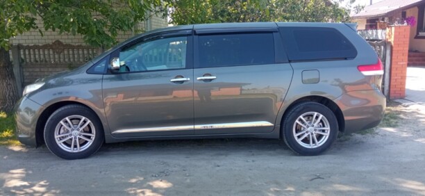 Toyota Sienna III (XL30), 7 мест, 2010 г.