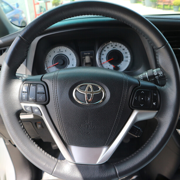 Toyota Sienna III (XL30) · Рестайлинг, 7 мест, 2017 г.