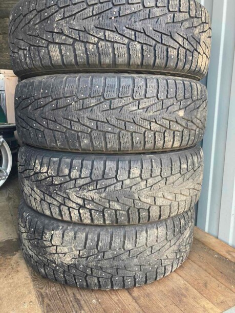 Легковые шины Nokian 225/65 R17 4 шт.