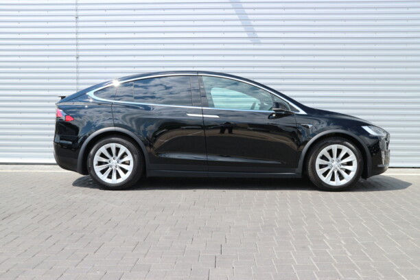 Tesla Model X, 6 мест, 2017 г.