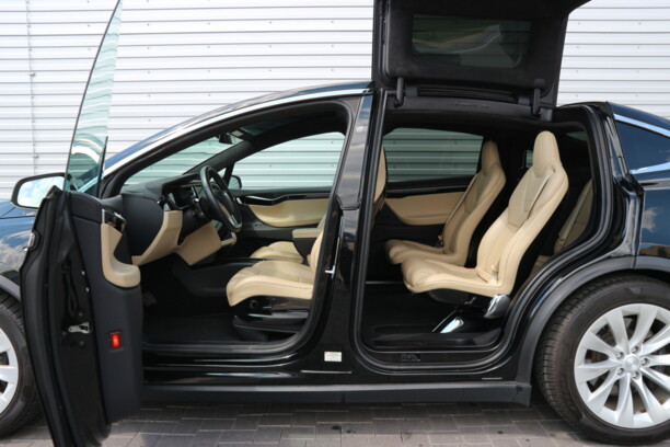 Tesla Model X, 6 мест, 2017 г.