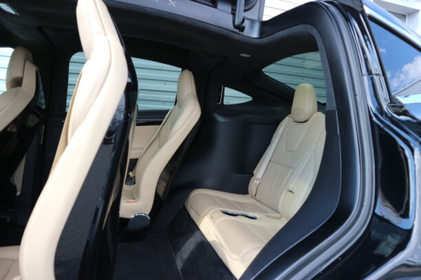 Tesla Model X, 6 мест, 2017 г.