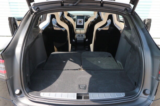 Tesla Model X, 6 мест, 2017 г.