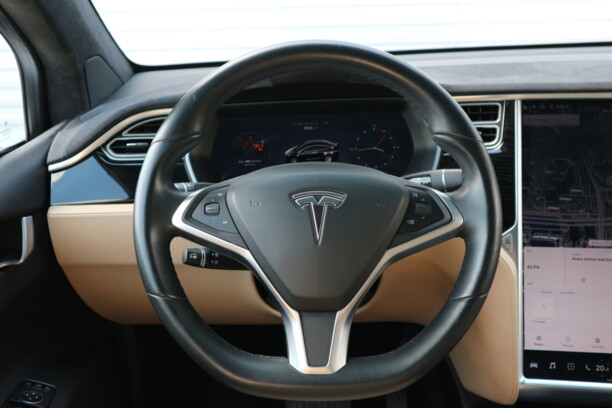 Tesla Model X, 6 мест, 2017 г.