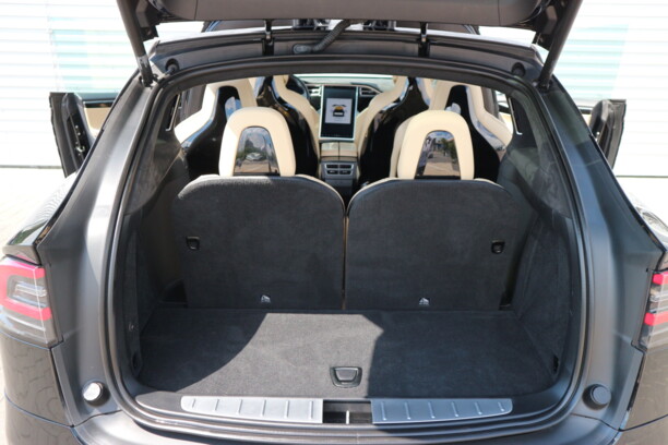 Tesla Model X, 6 мест, 2017 г.