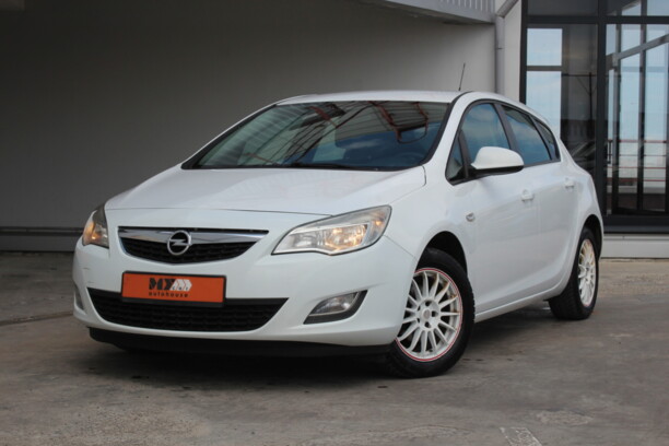 Opel Astra J, 2010 г.