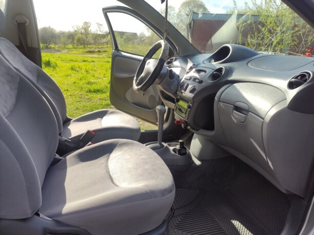 Toyota Yaris I (P1), 2001 г.