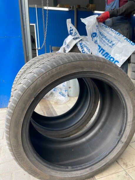 Легковые шины Bridgestone 315/35 R20 2 шт.