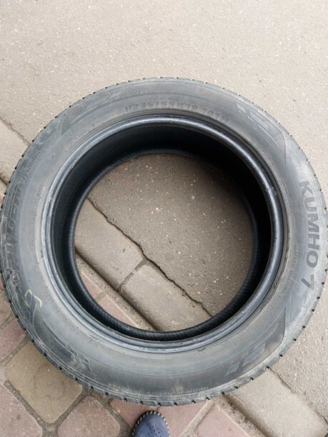 Легковые шины Kumho 235/55 R19 2 шт.