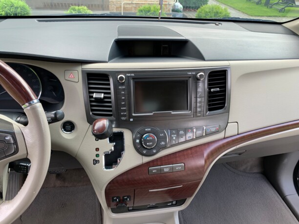 Toyota Sienna III (XL30), 7 мест, 2013 г.