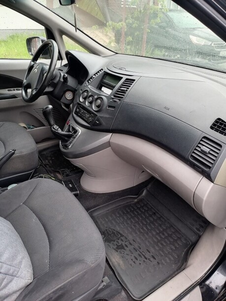 Mitsubishi Grandis, 7 мест, 2005 г.