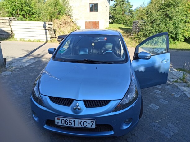 Mitsubishi Grandis, 7 мест, 2005 г.
