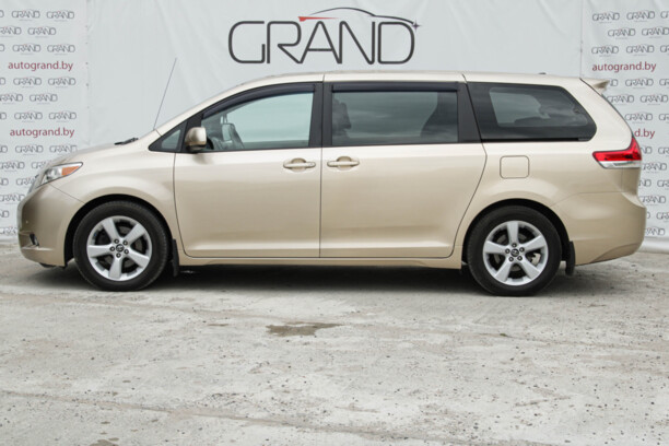 Toyota Sienna III (XL30), 7 мест, 2010 г.