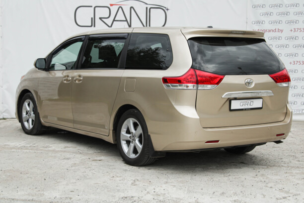 Toyota Sienna III (XL30), 7 мест, 2010 г.