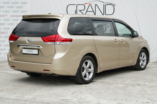 Toyota Sienna III (XL30), 7 мест, 2010 г.