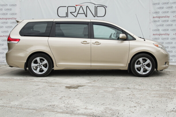Toyota Sienna III (XL30), 7 мест, 2010 г.