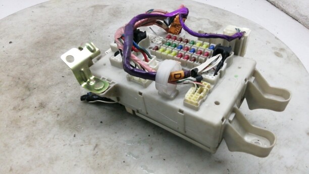 Подкапотный блок предохранителей для Toyota Land Cruiser Prado J120 2002 - 2009