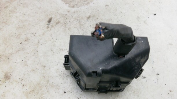 Подкапотный блок предохранителей для Toyota Land Cruiser Prado J120 2002 - 2009
