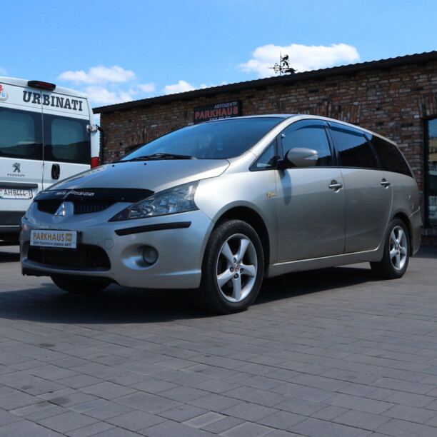 Mitsubishi Grandis, 7 мест, 2005 г.