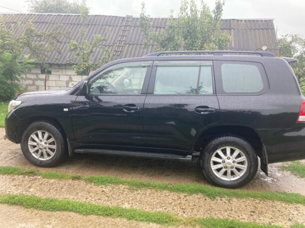 Toyota Land Cruiser J200, 7 мест, 2008 г.