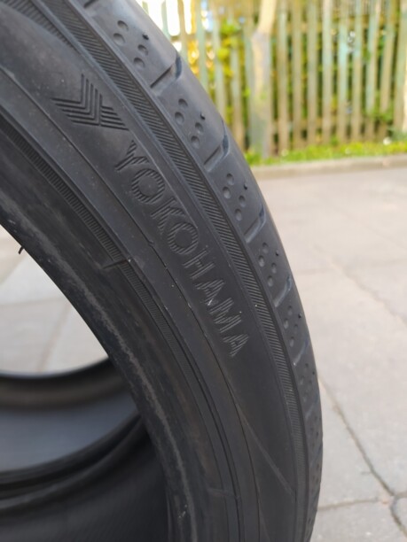 Легковые шины Yokohama Bluearth 245/35 R19 2 шт.