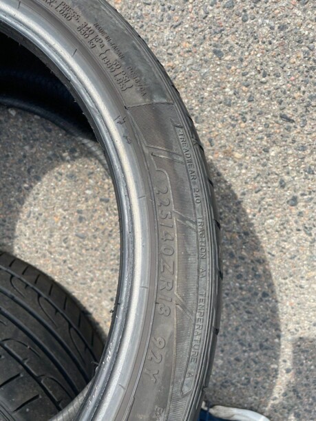 Легковые шины Dunlop 225/40 R18 2 шт.