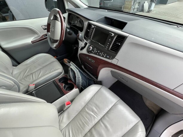 Toyota Sienna III (XL30), 7 мест, 2013 г.