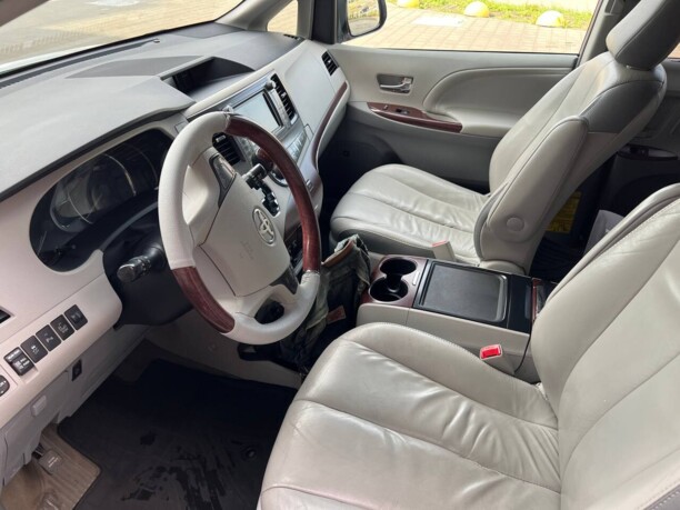 Toyota Sienna III (XL30), 7 мест, 2013 г.