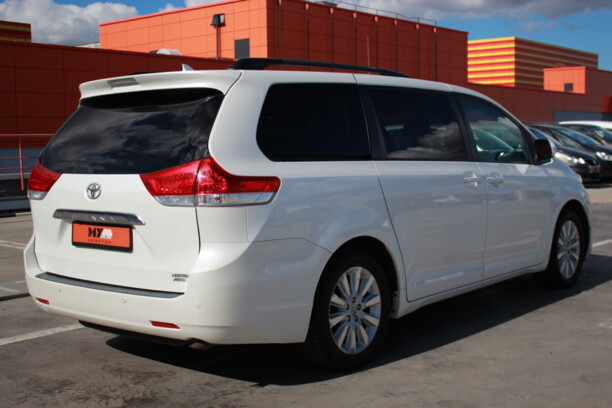 Toyota Sienna III (XL30), 7 мест, 2013 г.