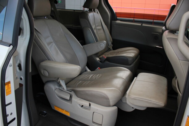 Toyota Sienna III (XL30), 7 мест, 2013 г.