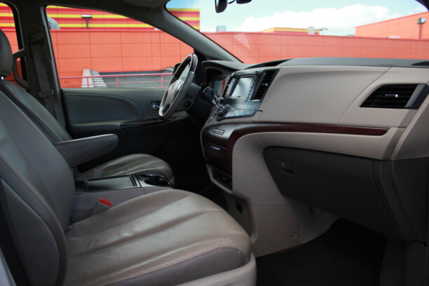 Toyota Sienna III (XL30), 7 мест, 2013 г.