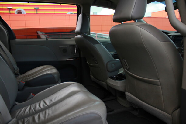 Toyota Sienna III (XL30), 7 мест, 2013 г.