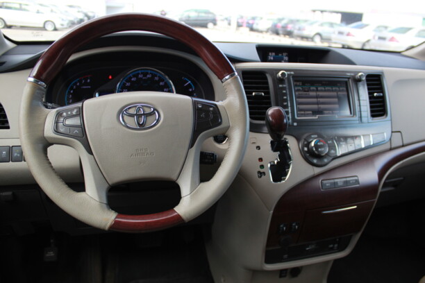 Toyota Sienna III (XL30), 7 мест, 2013 г.