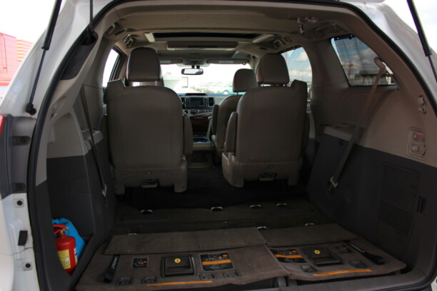 Toyota Sienna III (XL30), 7 мест, 2013 г.