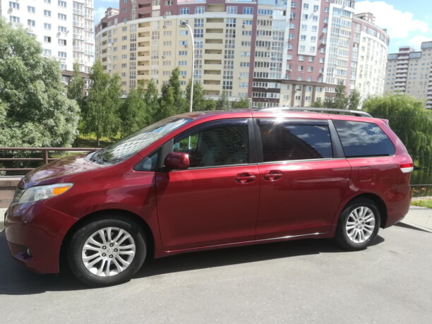 Toyota Sienna III (XL30), 7 мест, 2010 г.