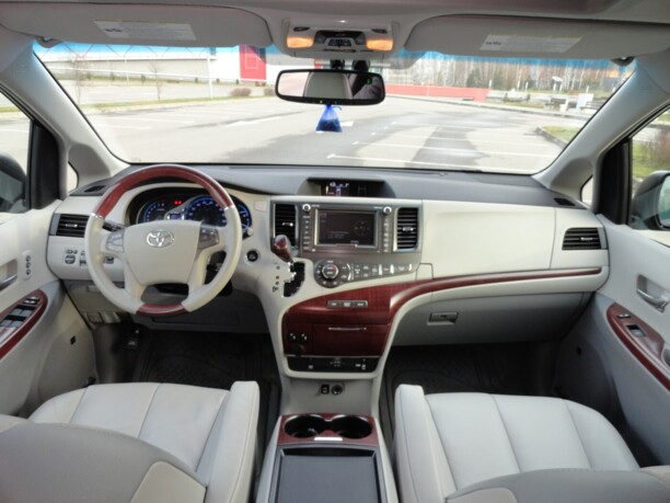 Toyota Sienna III (XL30), 7 мест, 2011 г.