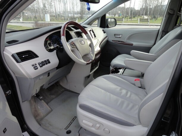 Toyota Sienna III (XL30), 7 мест, 2011 г.