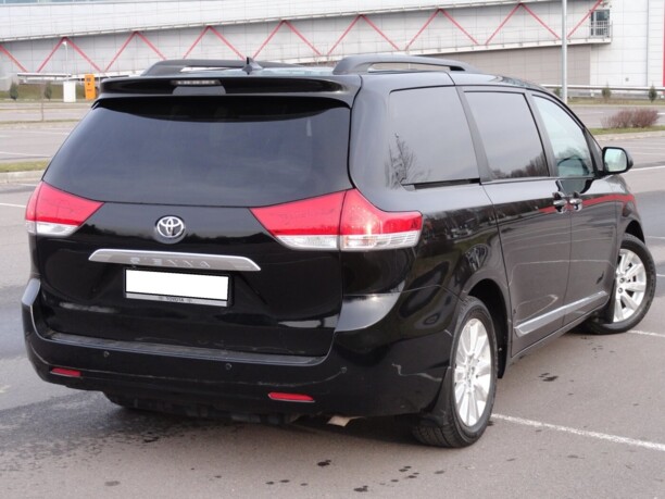 Toyota Sienna III (XL30), 7 мест, 2011 г.