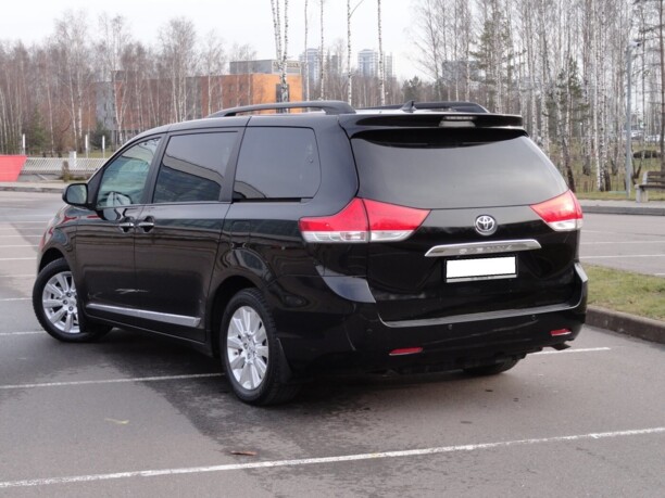 Toyota Sienna III (XL30), 7 мест, 2011 г.