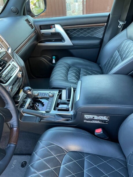 Toyota Land Cruiser J200 · 2-й рестайлинг, 7 мест, 2018 г.